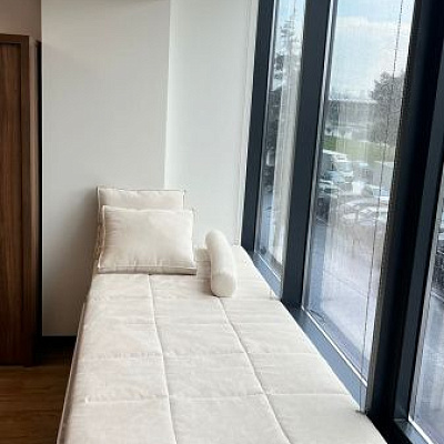 Светлый бежевый матрасик, подушки и валик на подоконник на окно для зоны отдыха в офисе. Отзыв клиента Гливер, рейтинг 5 звезд. 